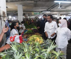Bagikan Bansos dan Belanja, Presiden dan Ibu Negara Kunjungi Pasar Petisah