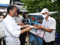 Pesan Jokowi Saat Bagi BMK : Gunakan Untuk Kebutuhan Produktif