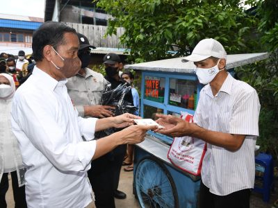 Pesan Jokowi Saat Bagi BMK : Gunakan Untuk Kebutuhan Produktif