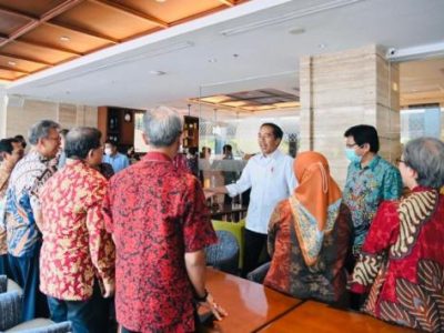Berkunjung ke Yogyakarta, Jokowi Sempatkan Reuni dengan Teman Kuliah