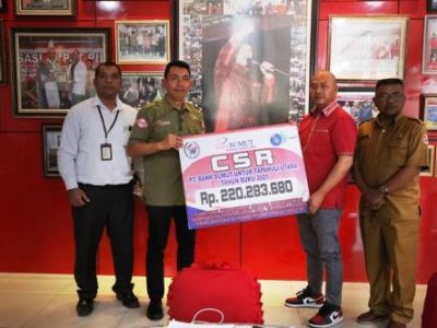 Bupati Tapanuli Utara Menyerahkan Bantuan Pendidikan Bagi 1.287 Mahasiswa Berprestasi