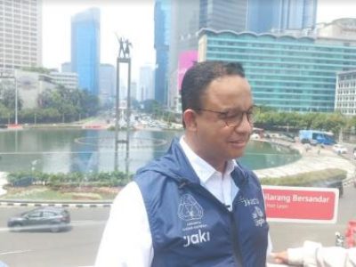 Sambangi Halte Transjakarta Bundaran HI, Anies Selfie Berlatar Patung Selamat Datang