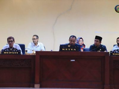 Laporan Pansus Masa Sidang I ‘Wakil Ketua II DPRD pimpin Rapat agenda hasil pemeriksaan kinerja atas upaya penanggulangan kemiskinan diparimo