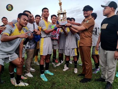 Sekda Zulfinasran Tutup event Sepak Bola U – 17 wilayah zona satu Parimo