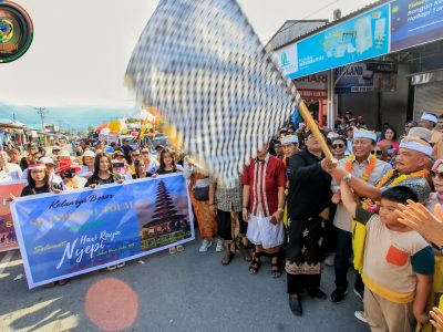 Di Dampingi ketua TP-PKK,Dan Anggota DPR RI, Bupati Parigi Moutong Melepas peserta pawai Ogoh-ogoh sebanyak 17 peserta