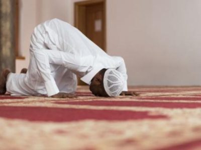 Bacaan Niat Sholat Lailatul Qadar 2 dan 4 Rakaat