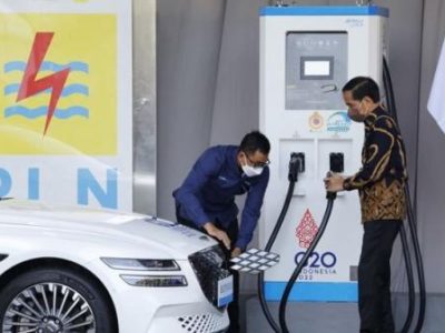 Harga Mahal, Menko Luhut Akui Minat Masyarakat Pakai Kendaraan Listrik Masih Rendah