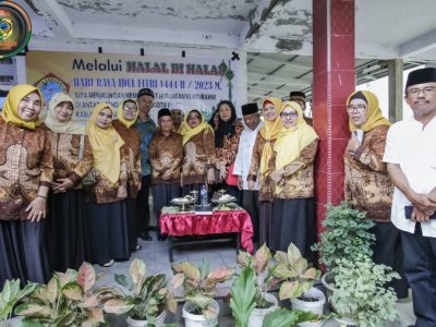 Staf ahli Drs. Aminudin bacakan Sambutan Bupati di kegiatan Halal Bi halal PWRI Parimo