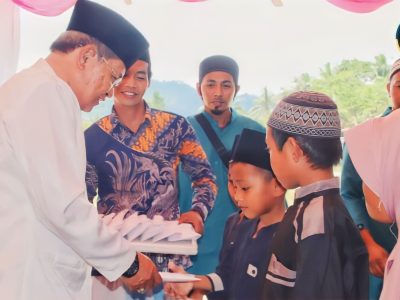 Wabup Badrun Nggai Serahkan Santunan kepada 13 Anak Yatim Piatu diDua Desa