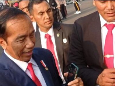 Jokowi Sapa Warga di Sekitar Istana Merdeka Jelang Upacara Penurunan Bendera