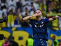 Cristiano Ronaldo Tirukan Tarian Al Ardah Arab Saudi di Depan Suporter Al Nassr