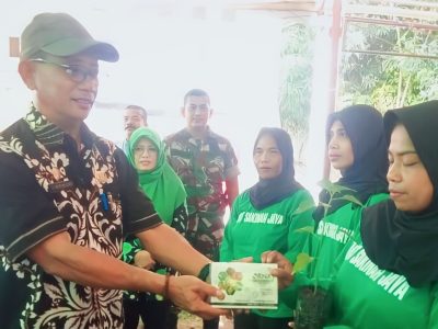 Staf ahli SDM Armin Serahkan Bantuan Bibit Cabai Dan Pupuk Organik Kepada KWT Desa Sakinah Jaya
