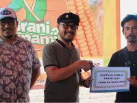 Sekda Zulfinasran Serahkan Bantuan kepada 20 Kelompok Petani Jagung