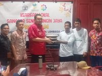 Pelaku Sanggar Seni Di Desa Tovalo Terima Bantuan Penguatan Kearifan Lokal