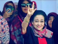Menangkan Ganjar-Mahfud, Megawati Acungkan Salam Metal di Hajatan Rakyat Banyuwangi