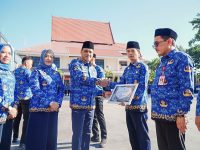 Wagub Berikan Penghargaan Kepada ASN Sulteng Terinovatif Tahun 2023.