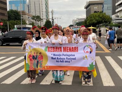 Peringati Hari Kartini, Ratusan Perempuan Berpakaian Unik dan Berkebaya
