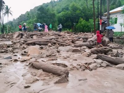 Banjir Desa Uevolo Lumpuhkan Jalur Lalu Lintas