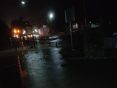 Hujan Yang Tinggi Menyebabkan Meluapnya Air Sungai Sehingga Menggenangi Permukiman Warga