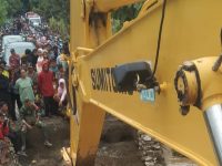 Peduli Bencana : Ahmad Ali Turunkan Sejumlah Alat Berat Dilokasi Banjir