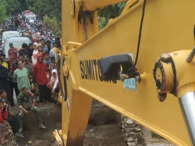 Peduli Bencana : Ahmad Ali Turunkan Sejumlah Alat Berat Dilokasi Banjir