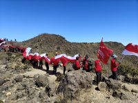 Ekspedisi Arjuno Bentangkan 79 Meter Bendera Merah Putih