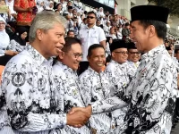 Sujud Syukur! Pemerintah Tetapkan Tambahan Penghasilan bagi Guru TK SD SMP dan SMA Sebesar Rp300 Ribu per Bulan