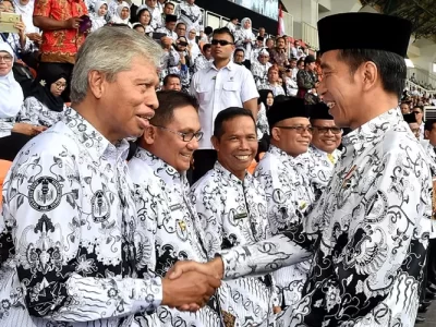 Sujud Syukur! Pemerintah Tetapkan Tambahan Penghasilan bagi Guru TK SD SMP dan SMA Sebesar Rp300 Ribu per Bulan