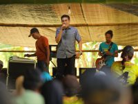 H. Erwin Burase Suguhkan Lagu Band Rock di Temu Tim Relawan Pemenang Erwin-Sahid