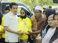 Erwin Burase Pimpin Pembagian 500 Paket Sembako oleh Golkar Parigi Moutong