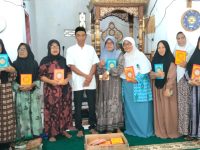 Perkuat Kegiatan Keagamaan, Rachmat Syah Tawainella Salurkan Buku Barzanji