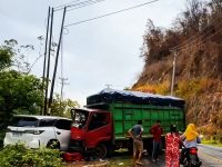 Diduga Ambil Jalur Lawan, Fortuner Hantam Truk di Tikungan Avulua Parigi