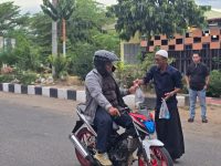 Sayutin Budianto Pimpin Kader NasDem Berbagi Takjil untuk Pengendara di Parigi