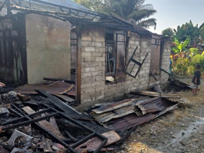 Diduga Api Sisa Pembakaran Ikan, Satu Rumah di Tolai Ludes Terbakar