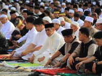 Bupati dan Wabup Parigi Moutong Sholat Id Bersama Warga di Halaman Kantor Bupati