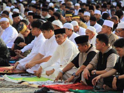 Bupati dan Wabup Parigi Moutong Sholat Id Bersama Warga di Halaman Kantor Bupati