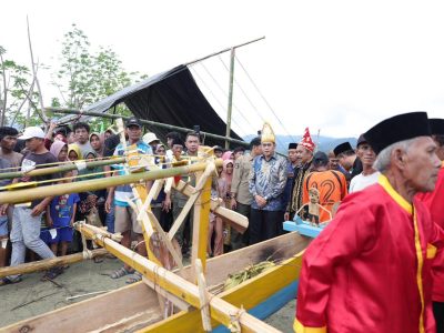 Hadiri Kegiatan Adat di Ambesia Selatan, Bupati Parimo Siap Bangun Rumah Adat