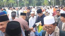 Bupati Erwin Burase Salat Iduladha Bersama Warga di Halaman Kantor Bupati