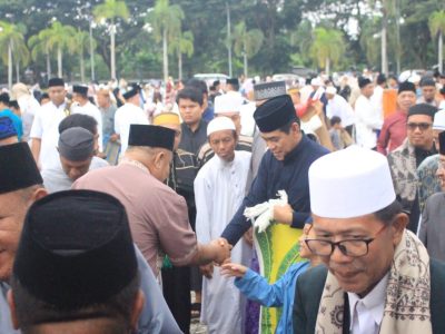 Bupati Erwin Burase Salat Iduladha Bersama Warga di Halaman Kantor Bupati