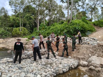 TNI, Polri, dan BPBD Rampungkan Jembatan Darurat Pascabanjir di Lobu Mandiri