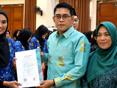 Bupati Erwin Burase Serahkan SK 100 Persen PNS Formasi 2024, Tekankan Disiplin dan Kinerja ASN