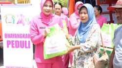 Ketua Bhayangkari Parimo Salurkan 60 Paket Bansos untuk Korban Banjir Avulua