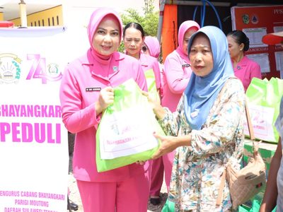 Ketua Bhayangkari Parimo Salurkan 60 Paket Bansos untuk Korban Banjir Avulua