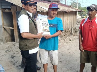 Warga Avolua Masih Berbenah Pascabanjir, Bupati Salurkan Bantuan untuk 76 KK