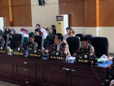 DPRD Parimo Soroti Siswa Madrasah Belum Tersentuh Program Seragam Gratis