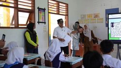 Bupati Erwin Tinjau Pelaksanaan Program Digitalisasi Sekolah di Mepanga