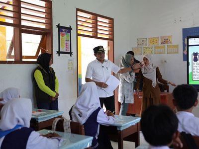 Bupati Erwin Tinjau Pelaksanaan Program Digitalisasi Sekolah di Mepanga