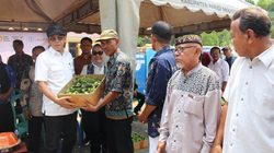 Bupati Parimo Salurkan Bibit Cabai, Dukung Ketahanan Pangan Masyarakat